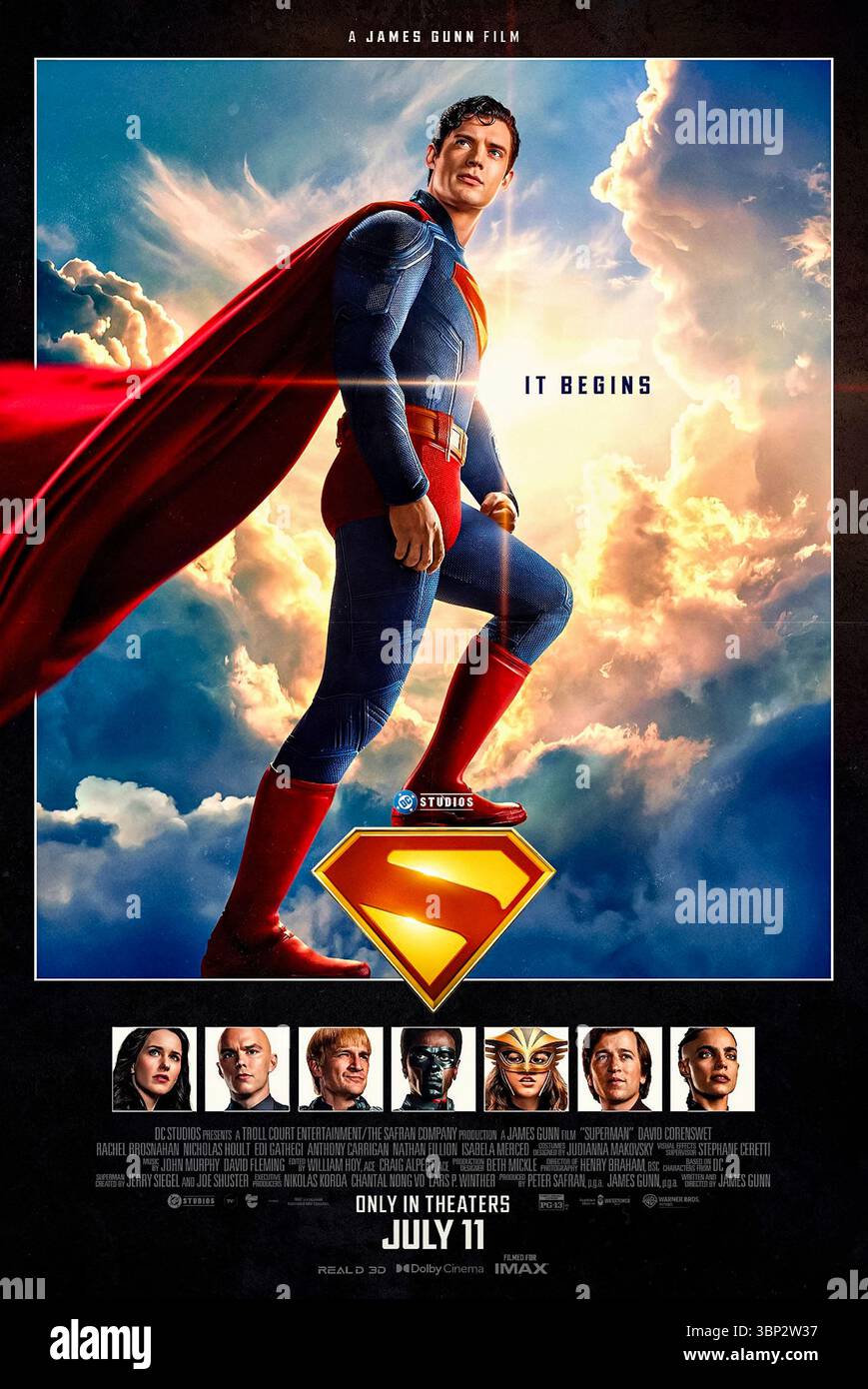 Superman (2025) réalisé par James Gunn et mettant en vedette David Corenswet, Rachel Brosnahan et Nicholas Hoult. Superman doit concilier son héritage kryptonien extraterrestre avec son éducation humaine en tant que reporter Clark Kent, incarnant la vérité, la justice et la voie humaine dans un monde qui les considère comme démodés. Affiche AMÉRICAINE À une feuille POUR USAGE ÉDITORIAL UNIQUEMENT. Crédit : BFA / Warner Bros Banque D'Images