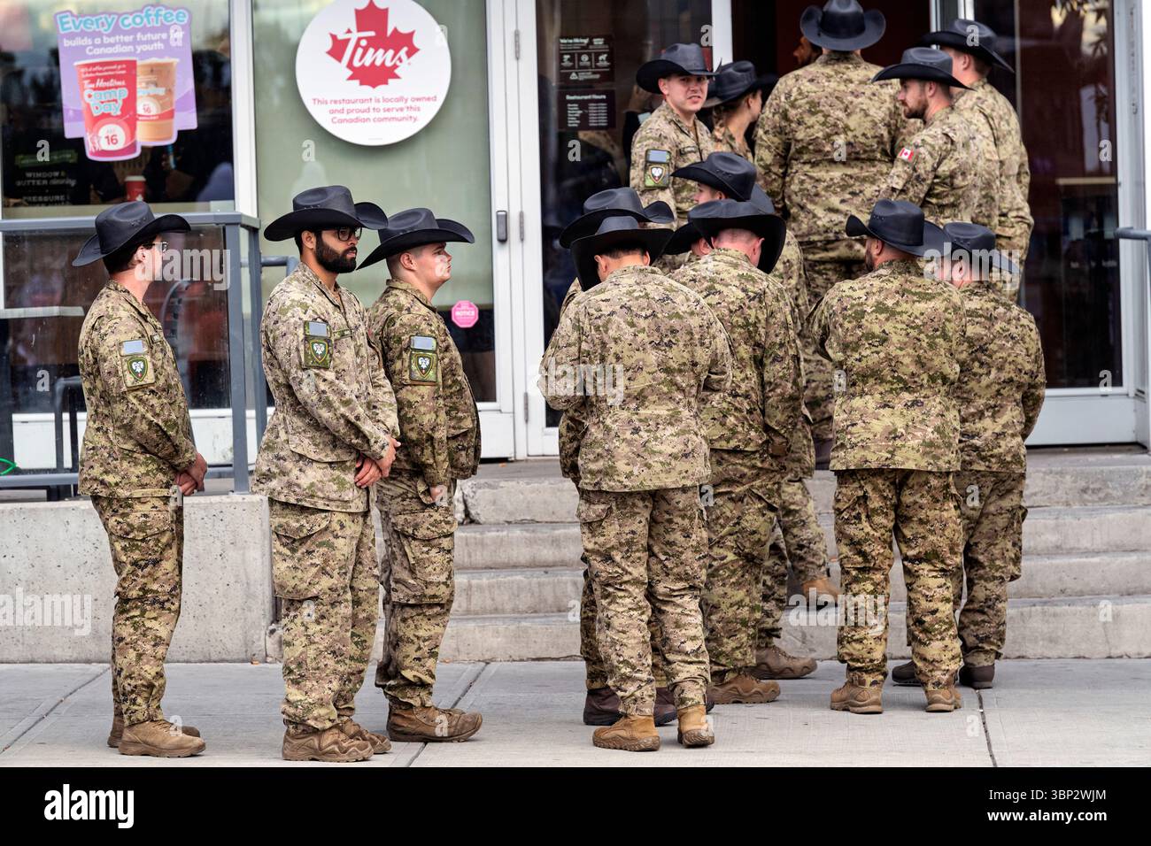 Des soldats canadiens s’alignent pour un café Tim Hortons avant le début du défilé du Stampede de Calgary. Alberta Canada Banque D'Images