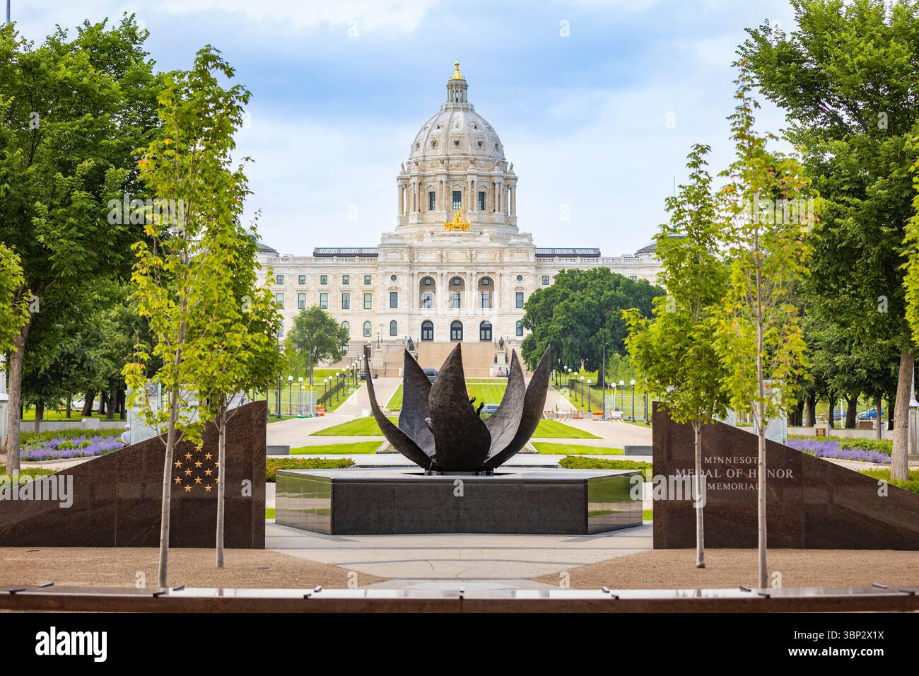 Une vue panoramique du bâtiment du Capitole de l'État du Minnesota vu depuis le Minnesota Medal of Honor Memorial Banque D'Images
