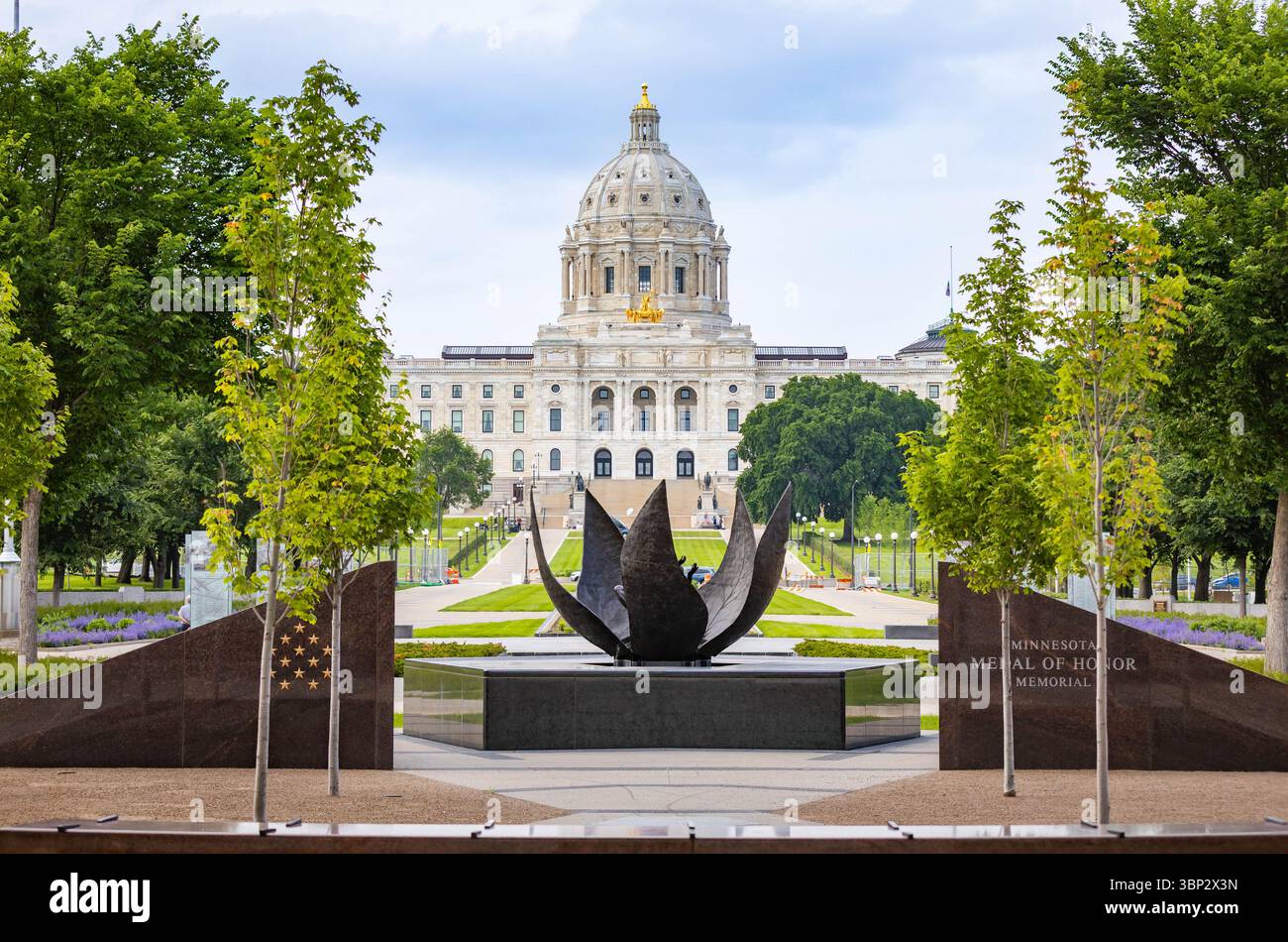 Une vue panoramique du bâtiment du Capitole de l'État du Minnesota vu depuis le Minnesota Medal of Honor Memorial Banque D'Images
