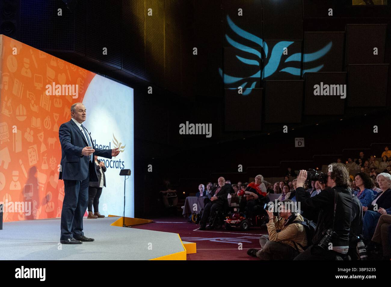 Harrogate Convention Centre, Harrogate, Royaume-Uni. Samedi 23 mars 2025. Ed Davey prononce son discours à la conférence du printemps 2025. Banque D'Images