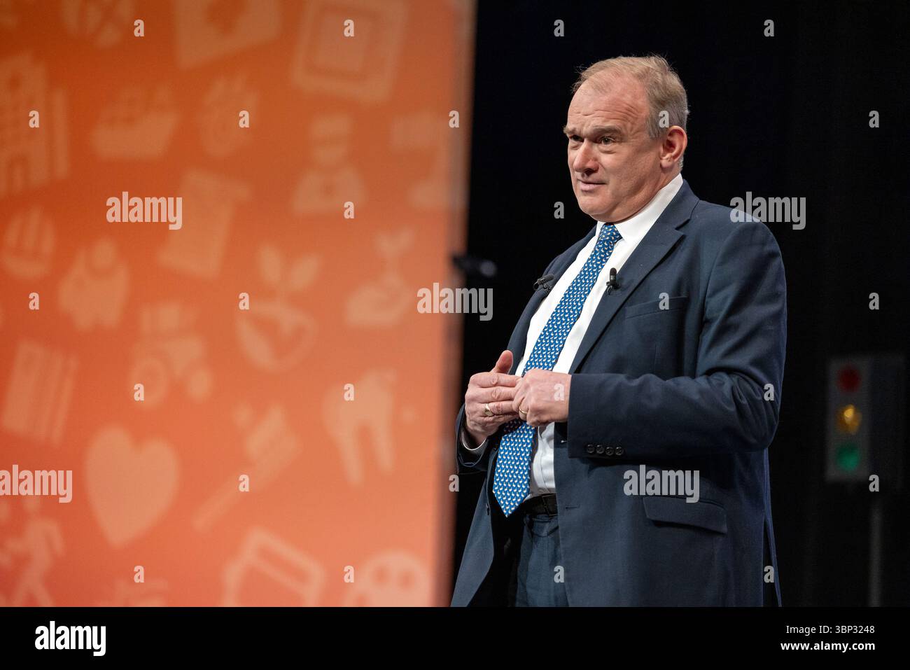 Harrogate Convention Centre, Harrogate, Royaume-Uni. Samedi 23 mars 2025. Ed Davey prononce son discours à la conférence du printemps 2025. Banque D'Images