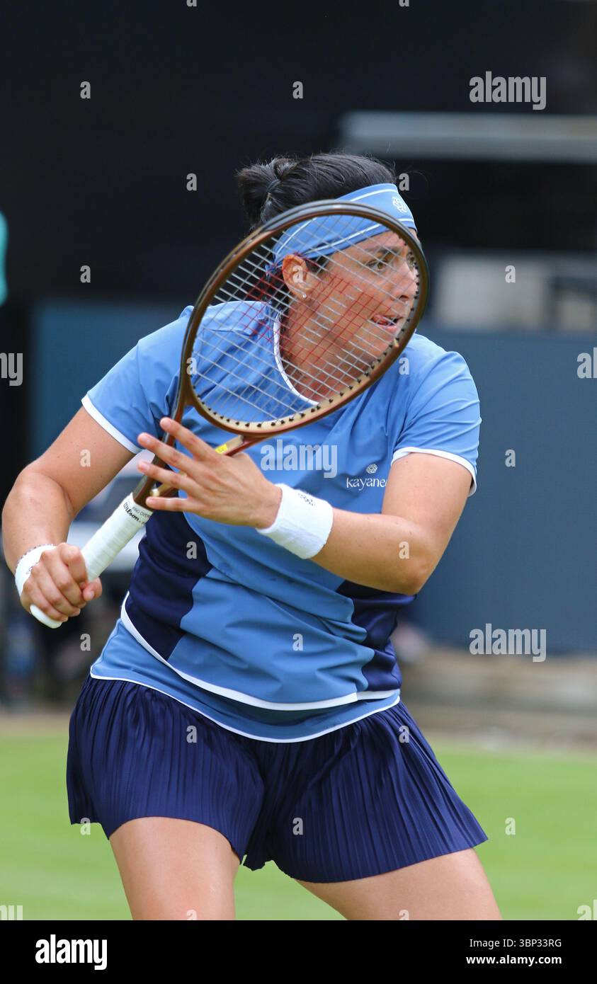 Berlin, Allemagne - 16 juin 2025 : la tunisienne ons Jabeur en action lors de son match WTA 500 Berlin Tennis Open by HYLO contre la américaine Caroline DOLEHIDE au Rot Weiss Tennis Club à Berlin, Allemagne Banque D'Images