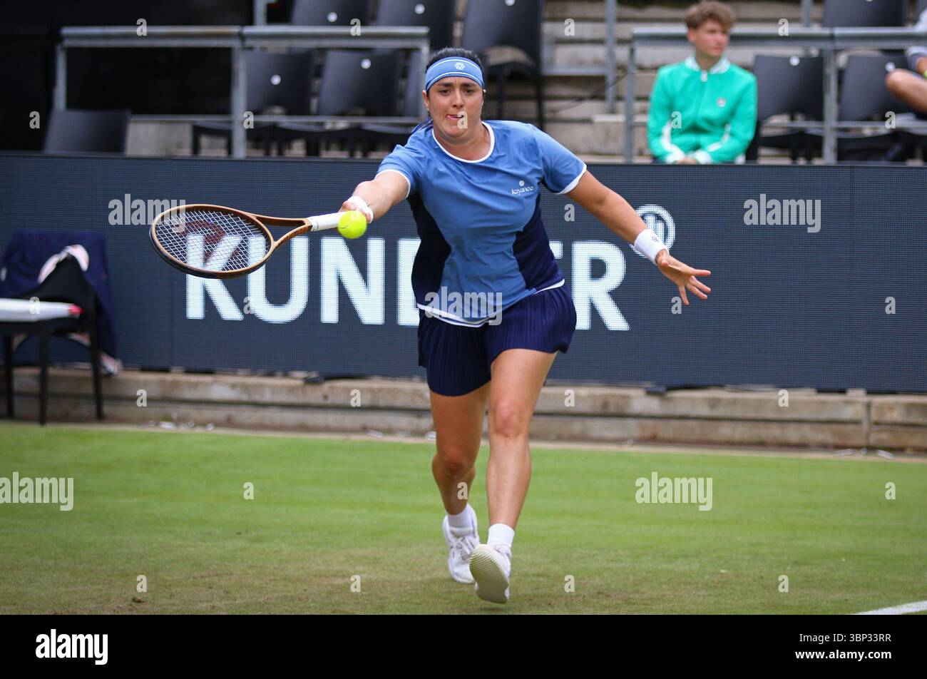 Berlin, Allemagne - 16 juin 2025 : la tunisienne ons Jabeur en action lors de son match WTA 500 Berlin Tennis Open by HYLO contre la américaine Caroline DOLEHIDE au Rot Weiss Tennis Club à Berlin, Allemagne Banque D'Images