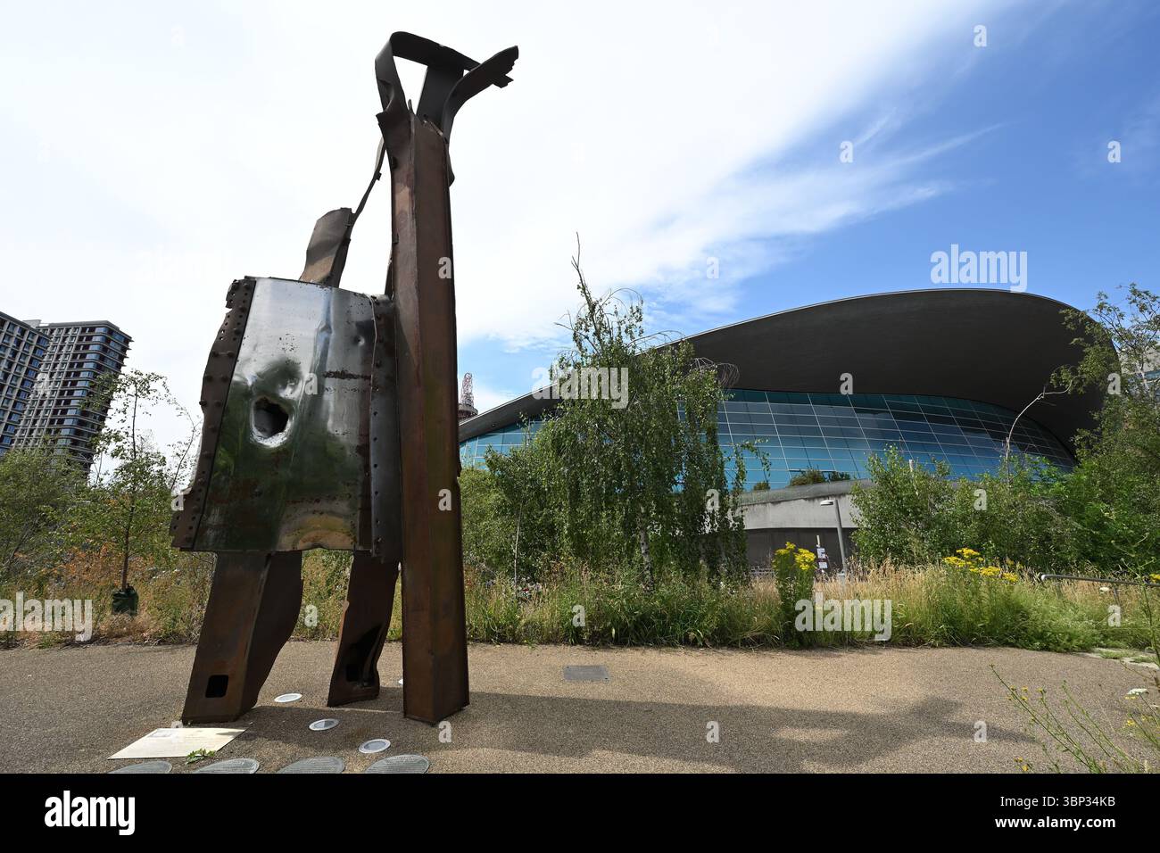 Œuvre commémorative « depuis le 11 septembre » à l'attentat terroriste de 9/11 avec le London Aquatics Centre en arrière-plan Banque D'Images