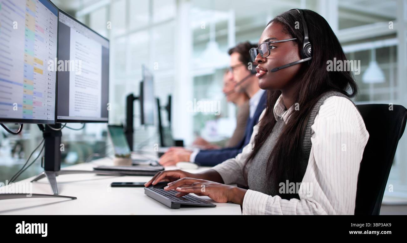 Équipe d'assistance du centre de service clientèle diversifiée fournissant des services d'assistance spécialisés Banque D'Images