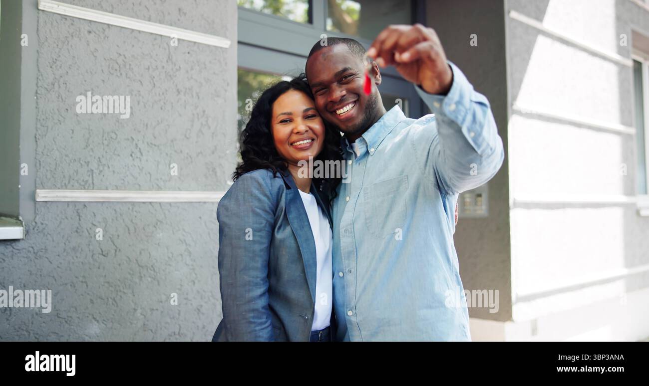 Heureux couple Newlywed tenant Keys to First Home Together, excité. Banque D'Images