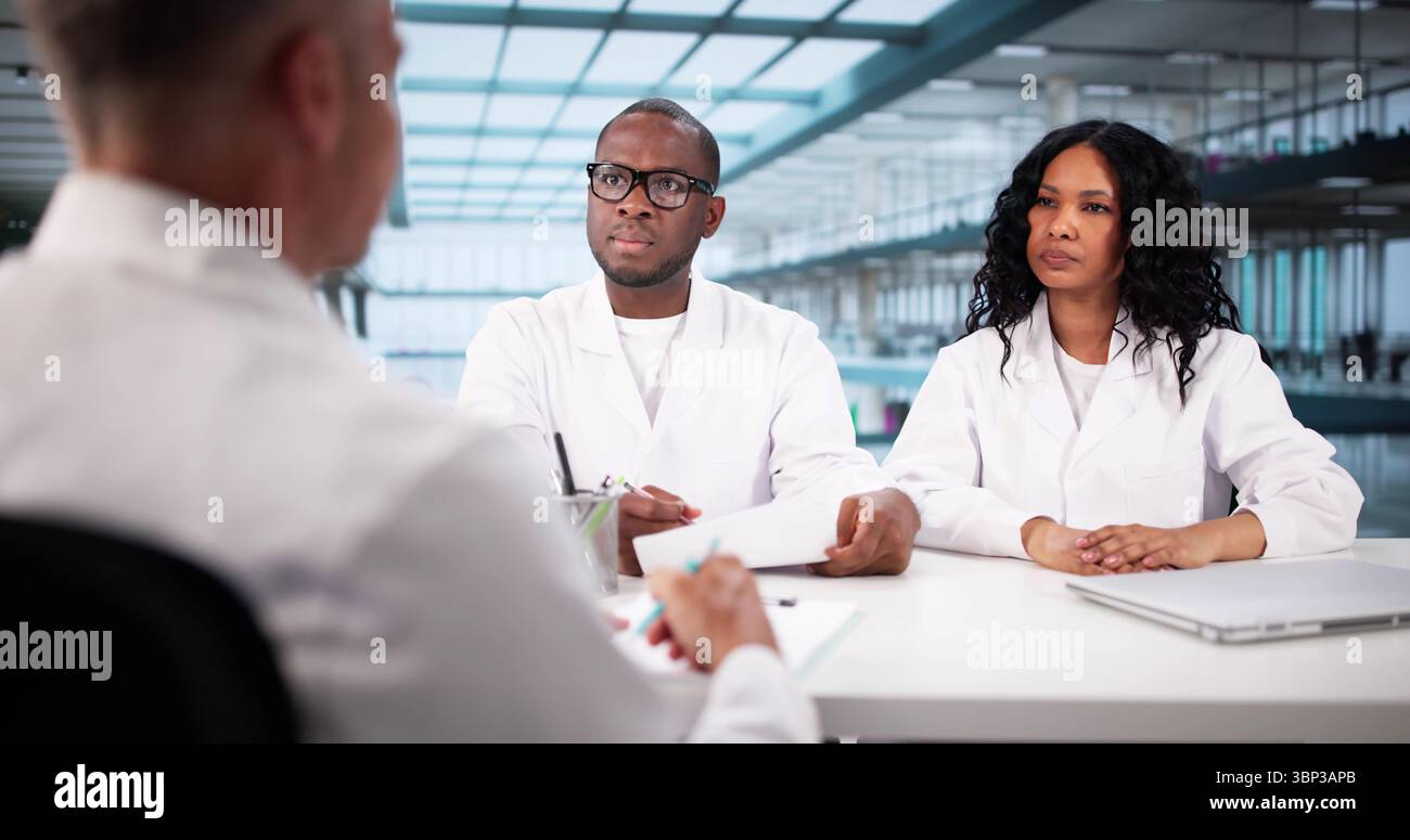 Le panel de recrutement du personnel médical diversifié interviewe les professionnels du service à la clientèle de l'hôpital. Banque D'Images