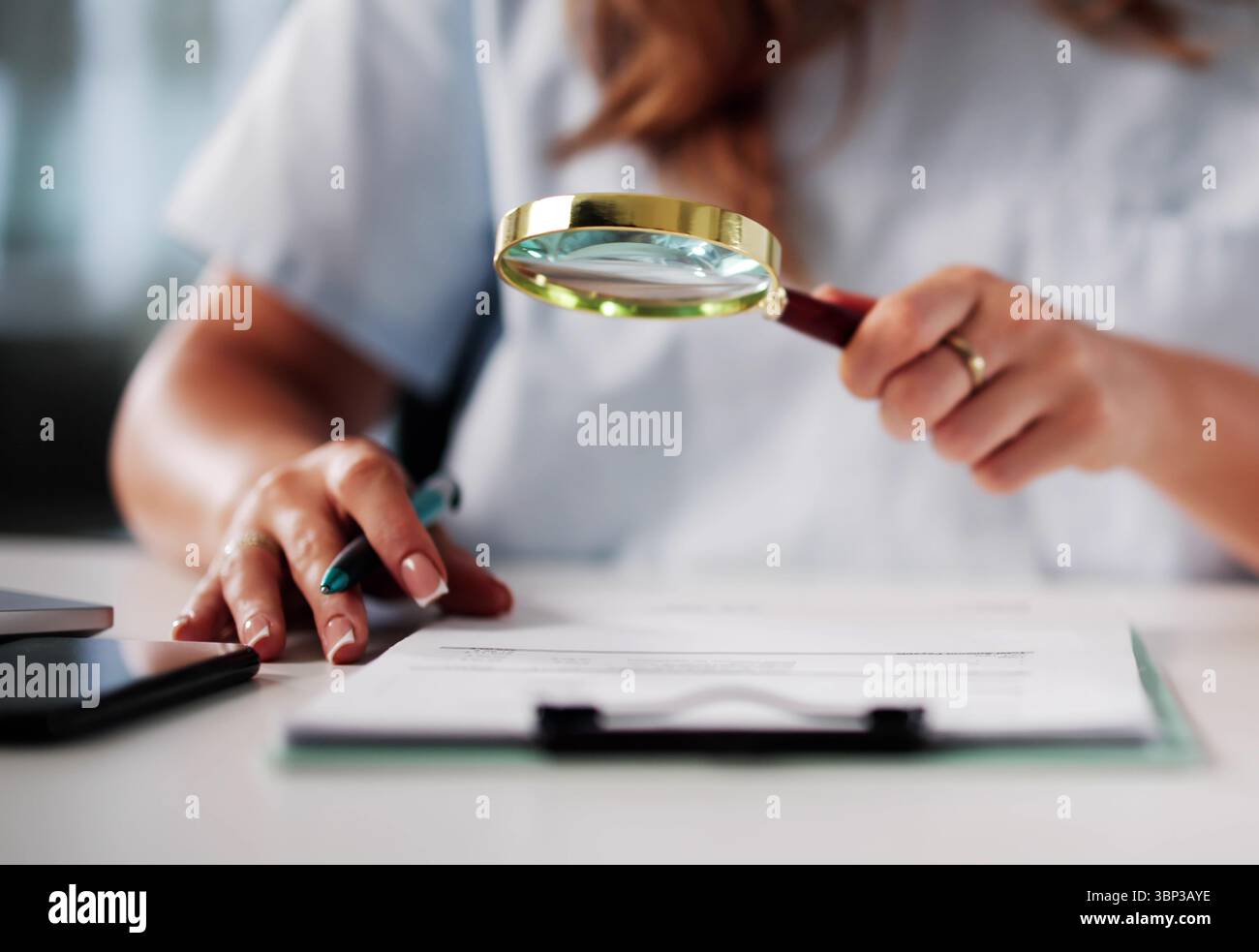 Enquête sur la fraude : infirmière examinant la facture médicale à la loupe Banque D'Images