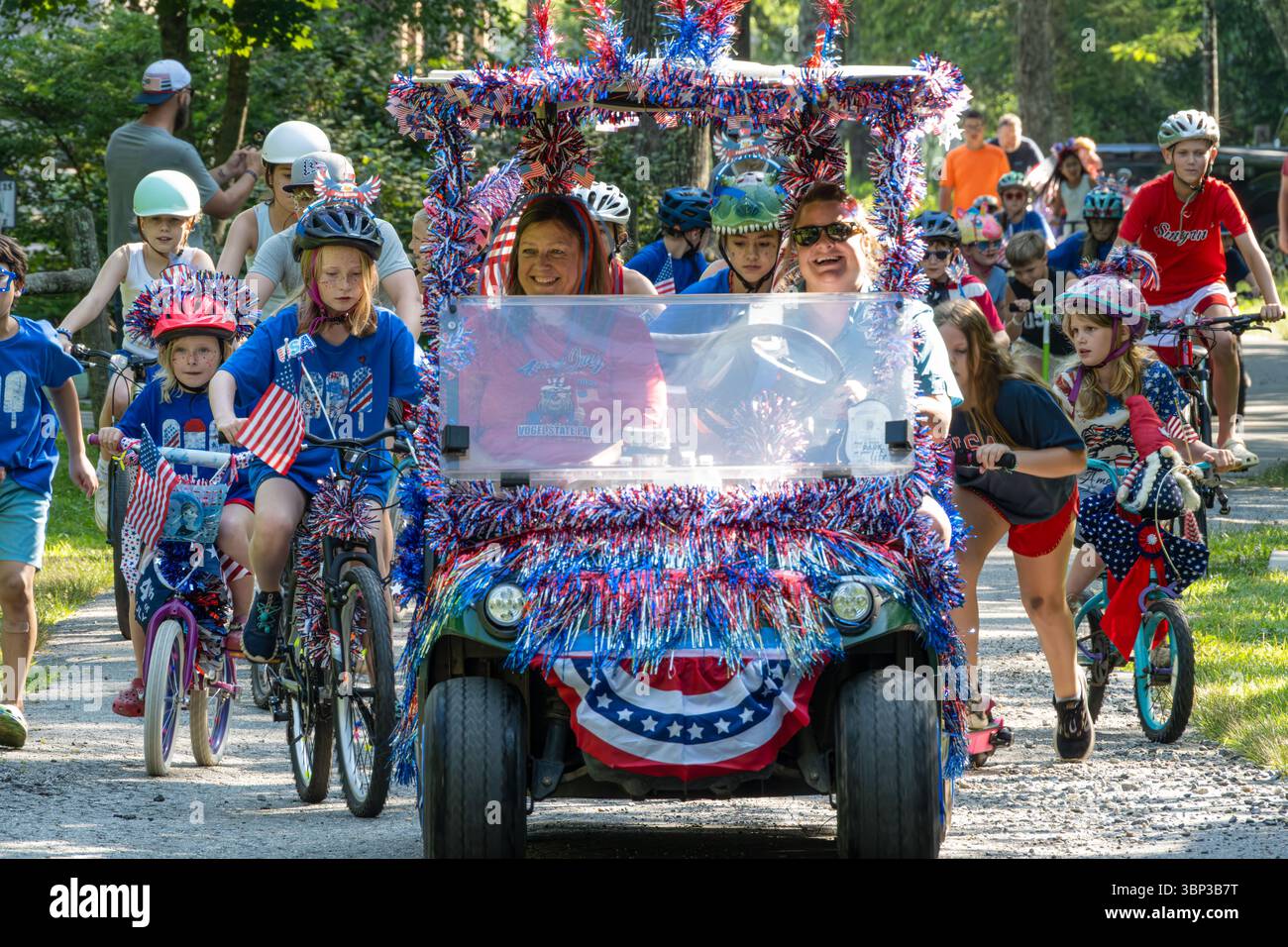 Le 4 juillet, défilé à vélo pour enfants au Vogel State Park dans les montagnes de Géorgie du Nord. (ÉTATS-UNIS) Banque D'Images