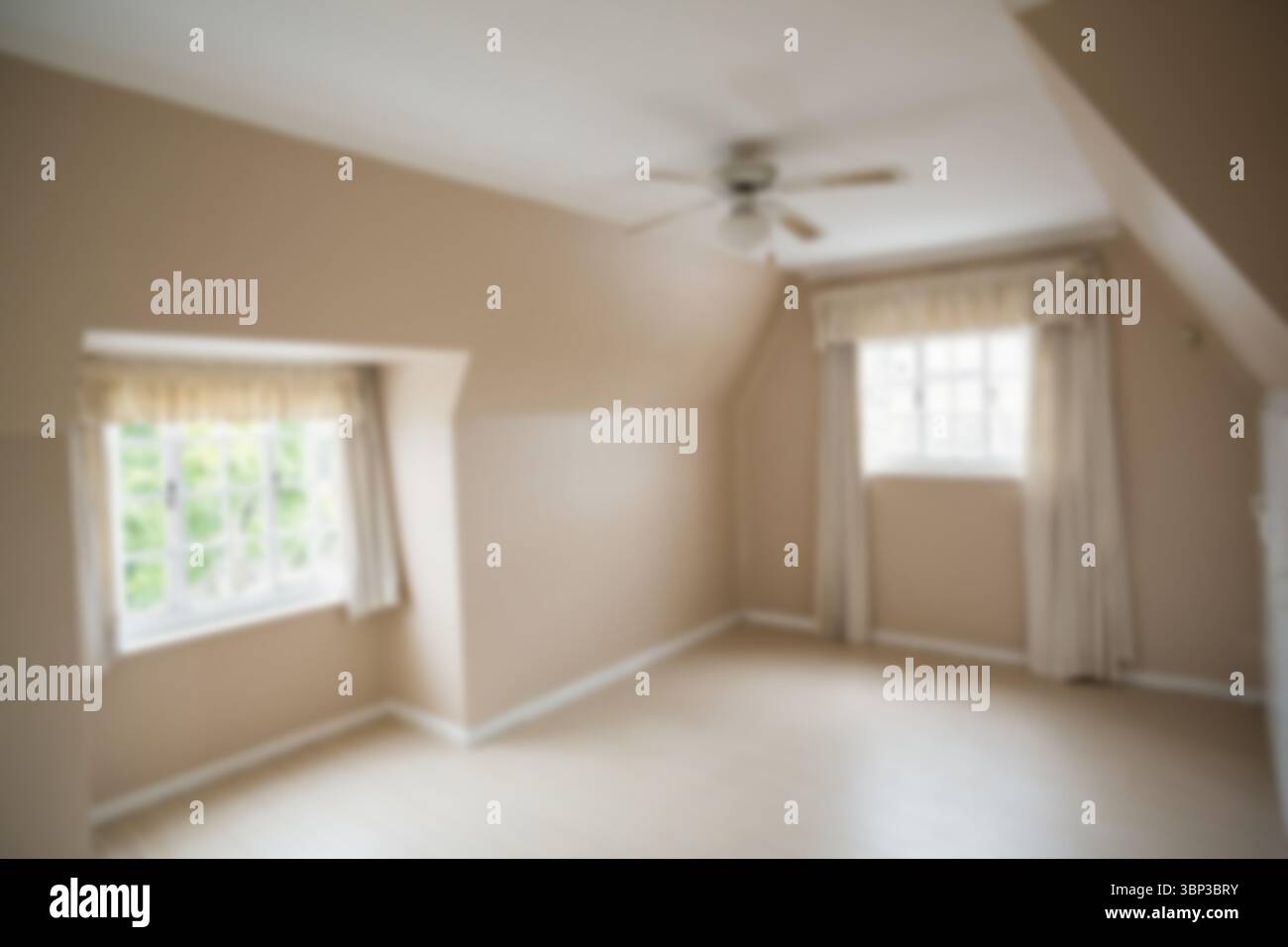 La chambre mansardée beige vide présente des murs en pente, des lucarnes, un ventilateur de plafond dans un design vectoriel plat Banque D'Images