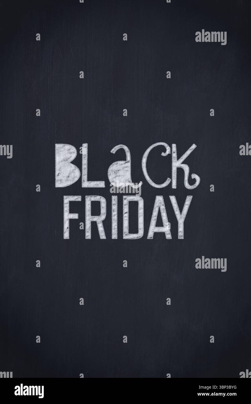 Le lettrage à la craie Black Friday se distingue sur un fond de style tableau noir avec des taches de craie Banque D'Images