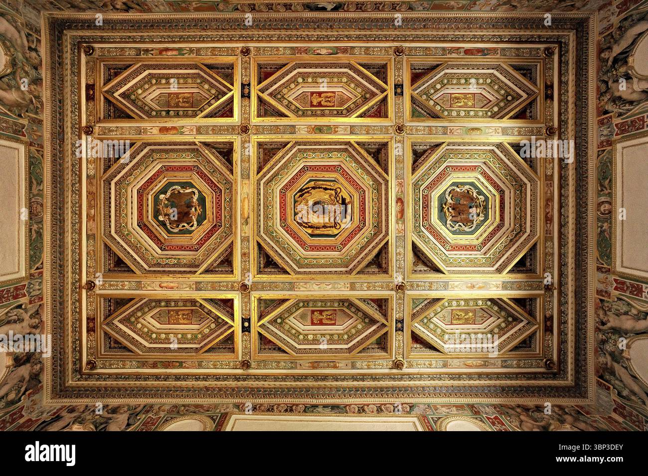 Plafond à panneaux avec armoiries dans la chambre à coucher du Cardinal Ippolito II d'Este, Camera del Cardinale, Villa d'Este palais résidentiel, UNESCO Wor Banque D'Images