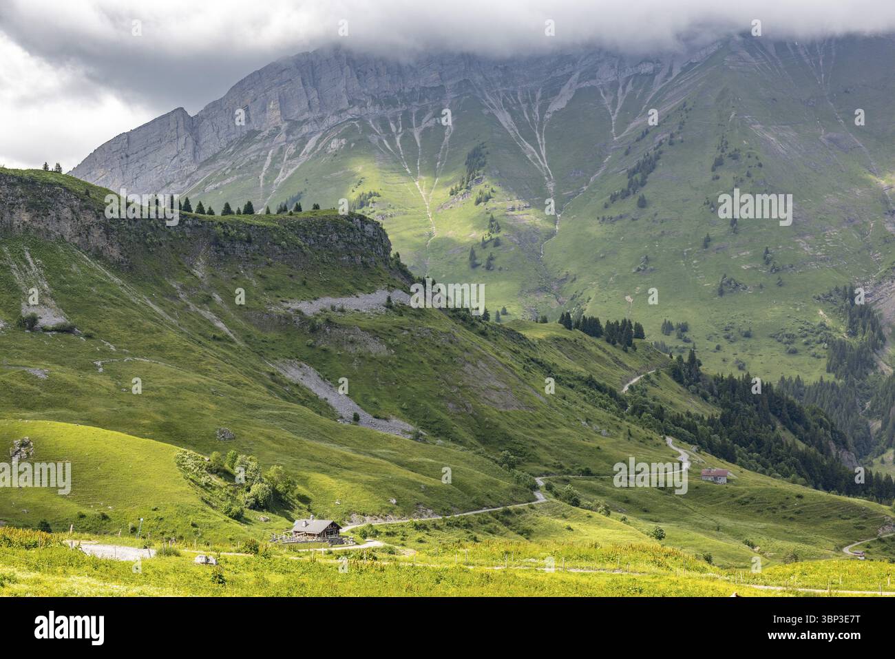Route des montagnes, piste de gravier, avec vue sur le restaurant de montagne Plan rebord et Col d'Aravis, Savoie, France, Europe Banque D'Images