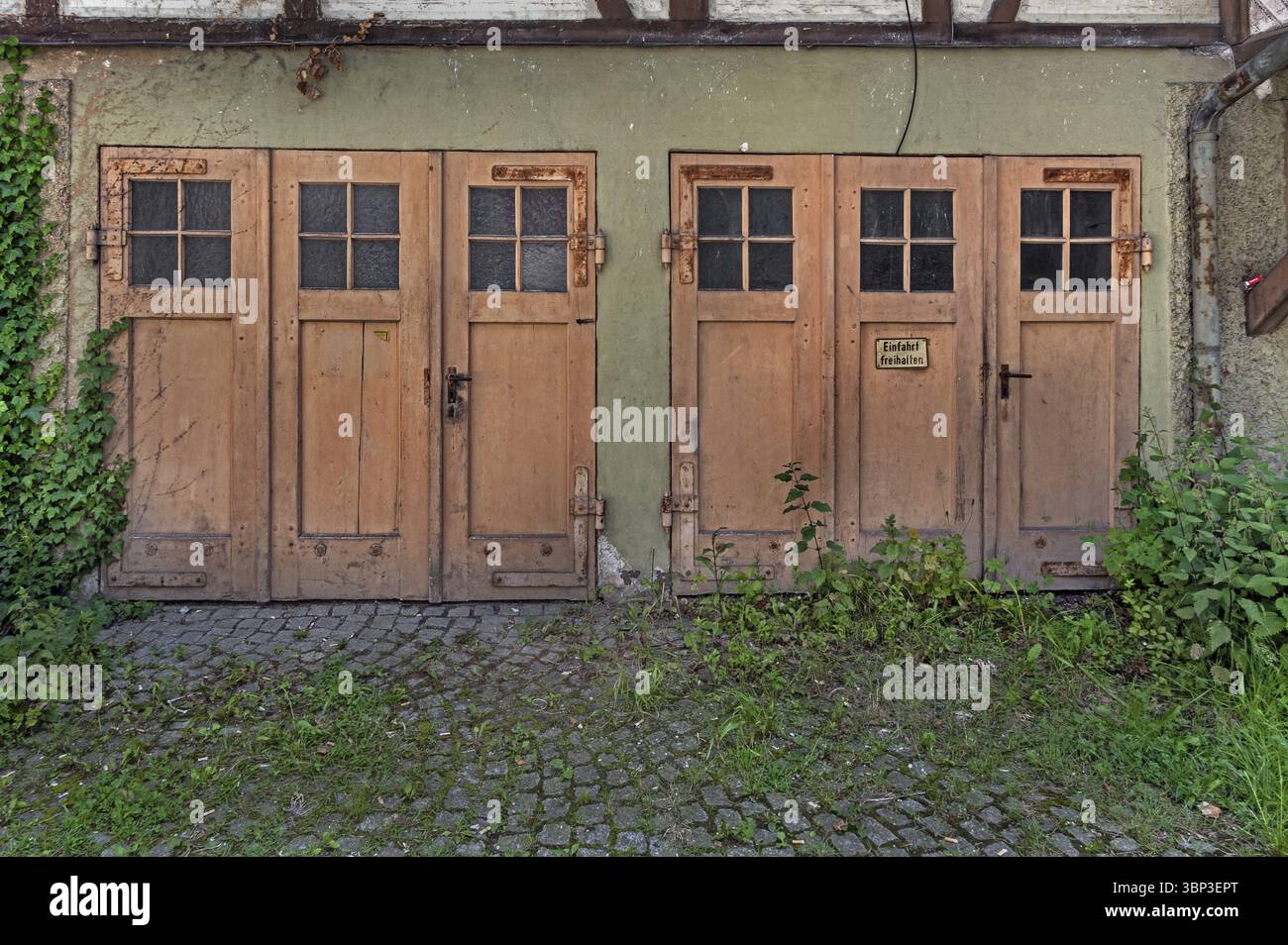 Jardin délabré avec garages, Kempten, Allgaeu, Souabe, Bavière, Allemagne, Europe Banque D'Images