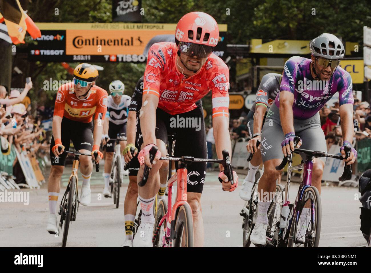 Kasper Asgreen finissant la première étape du Tour de France 2025 crédit image : PelotonPix / Dave Dodge Photography Banque D'Images