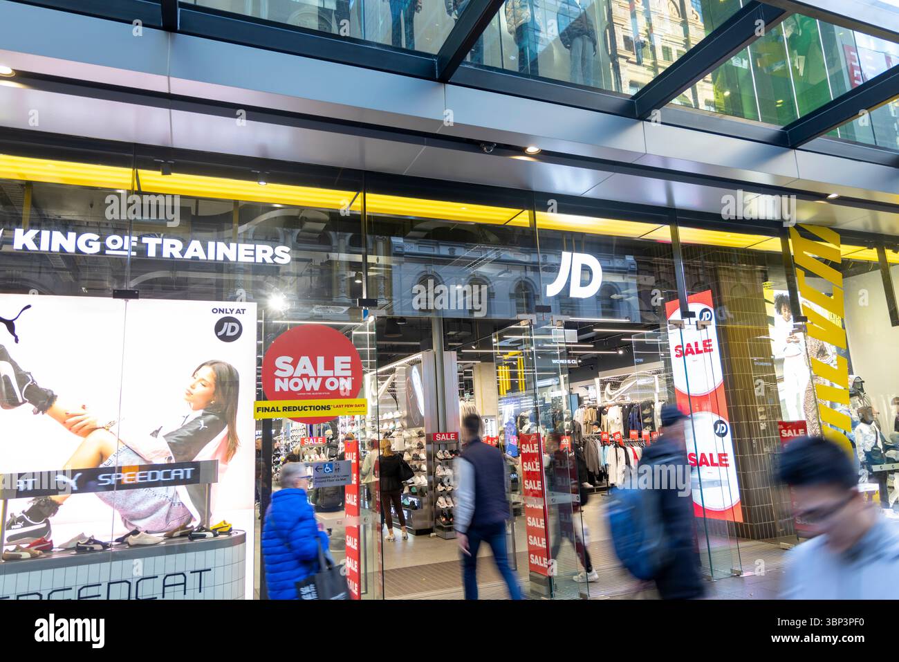 Magasin JD Sports dans Pitt Street Mall, centre-ville de Sydney, le magasin King of Trainers avec des acheteurs à l'extérieur, Nouvelle-Galles du Sud, Australie Banque D'Images