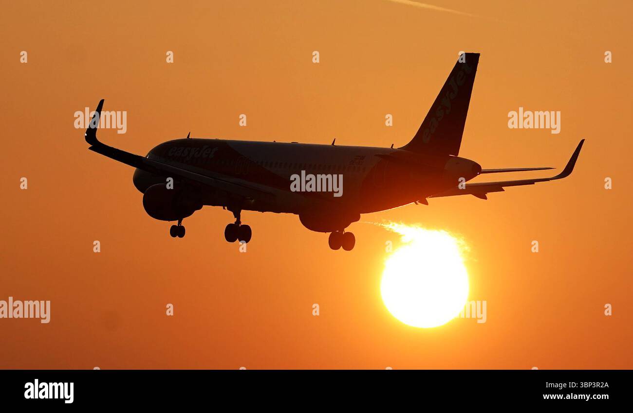 Photo du dossier datée du 17/02/25 d'un avion EasyJet arrivant pour atterrir à l'aéroport de Londres Gatwick alors que le soleil se lève au-dessus de Crawley, West Sussex. Se passer d’argent liquide à l’étranger pourrait être une erreur coûteuse pour certains vacanciers, selon les recherches, avec plus d’un sur trois s’étant retrouvé pris en otage lorsqu’il avait besoin d’argent physique. Date d'émission : dimanche 6 juillet 2025. Banque D'Images