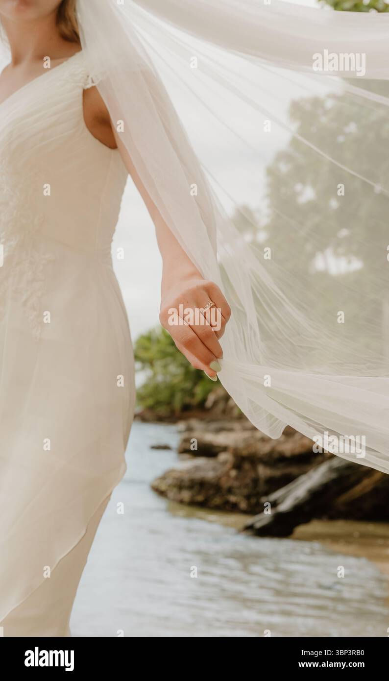 Mariée tenant Veil avec fond d'océan, Maui Banque D'Images