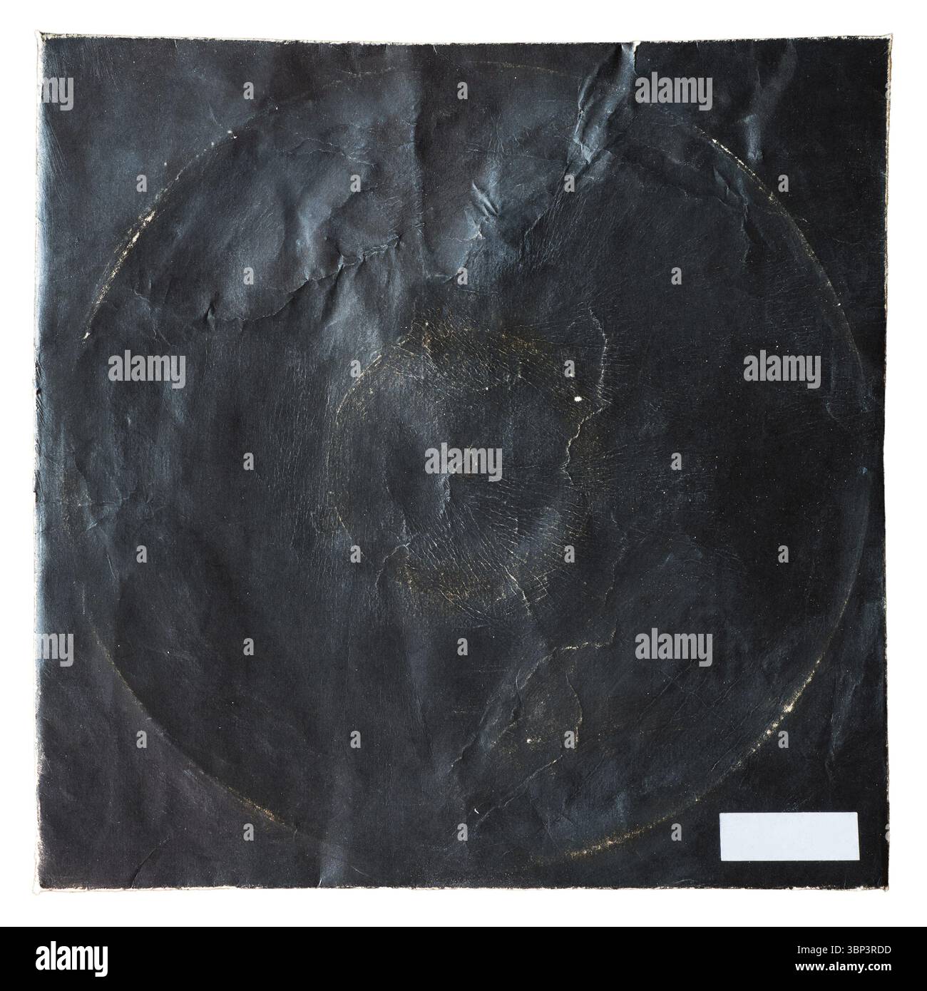 Une couverture d'album de disque en papier carré noir altérée et endommagée sur fond blanc avec chemin de détourage Banque D'Images
