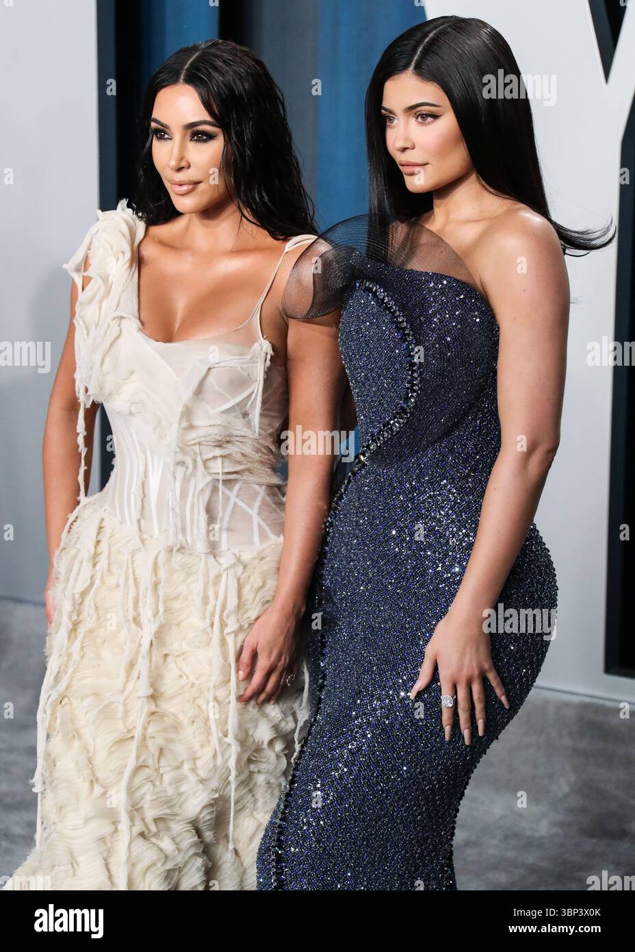 (FILE) Kylie Jenner renverse des secrets de chirurgie plastique alors que le mythe de la beauté d'Hollywood s'effondre. Au cours des dernières semaines, la star de 27 ans 'The Kardashians' s'est ouverte sur le fait d'aller sous le couteau et a révélé des détails spécifiques sur leurs chirurgies. BEVERLY HILLS, LOS ANGELES, CALIFORNIE, États-Unis - FÉVRIER 09 : personnalité médiatique américaine, socialite et femme d'affaires Kim Kardashian West portant une robe Alexander McQueen et des bijoux Lorraine Schwartz et demi-sœur / femme d'affaires américaine, personnalité des médias sociaux, et star de télé-réalité Kylie Jenner portant une robe Ralph & Russo, chaussures Stuart Weitzman, un J. Banque D'Images
