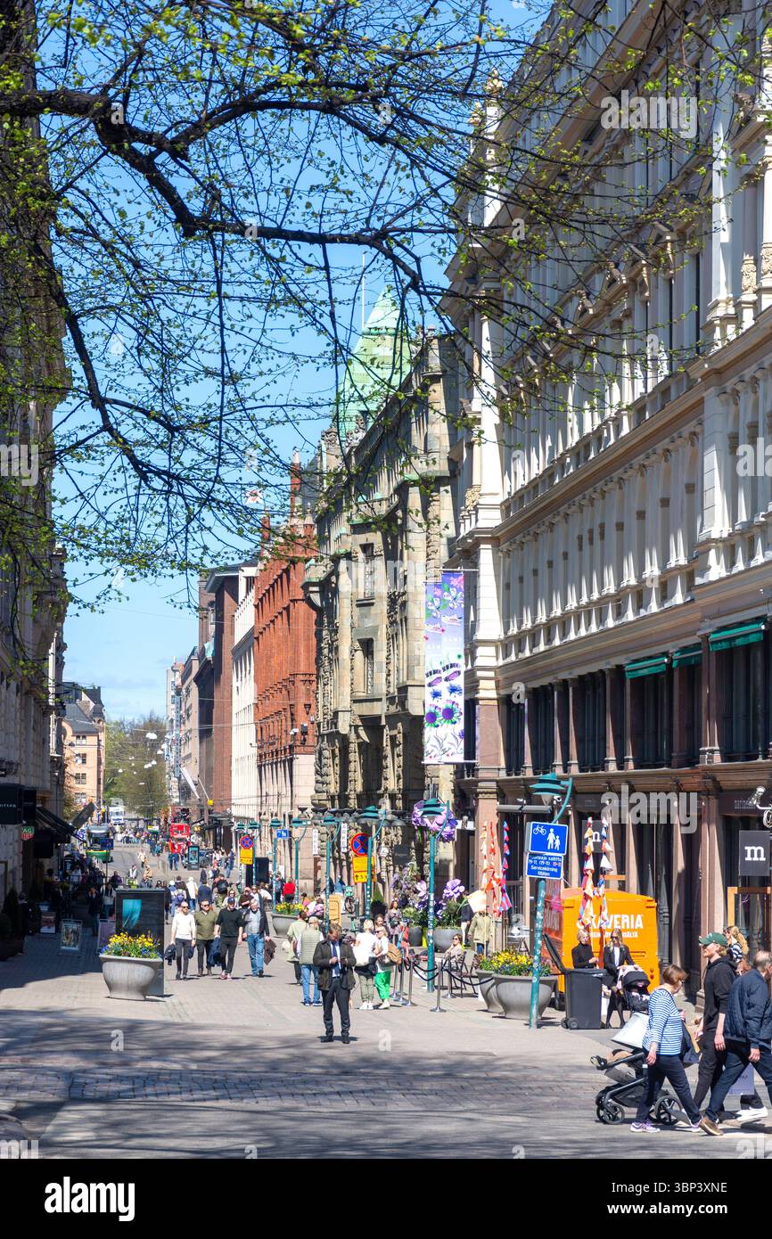 Scène de rue, Pohjoisesplanadi, Kluuvi, ville d'Helsinki, Uusimaa (Nyland) Region, République de Finlande Banque D'Images