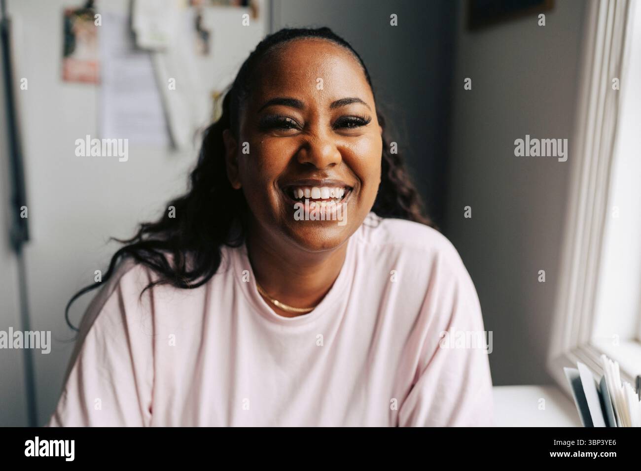 Portrait de femme heureuse avec de faux cils Banque D'Images