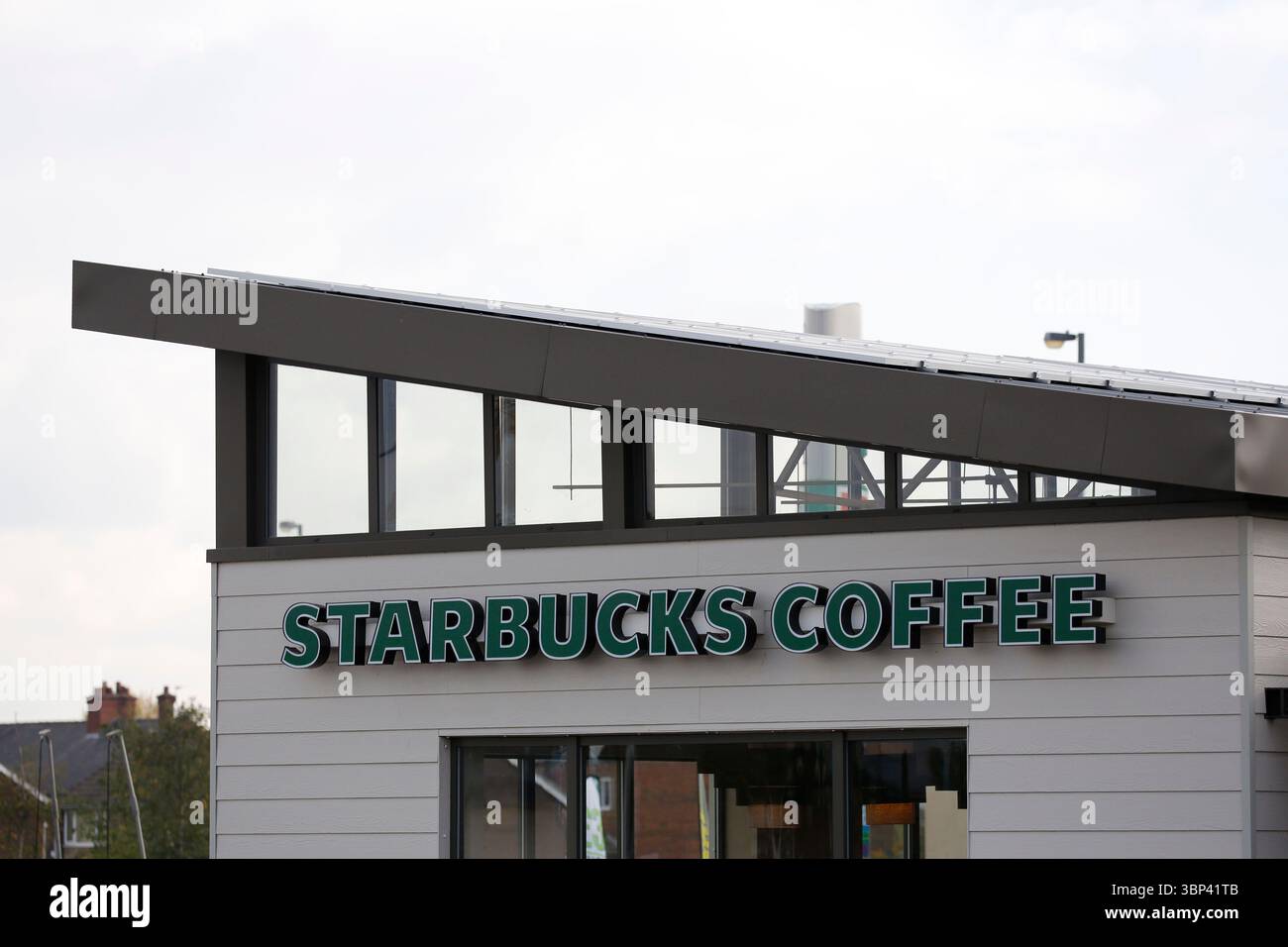 Starbucks Coffee TRANSFERATION par L'enseigne et le logo de L'entreprise a Wakefield, West Yorkshire, Royaume-Uni. 19 octobre 2015 Banque D'Images