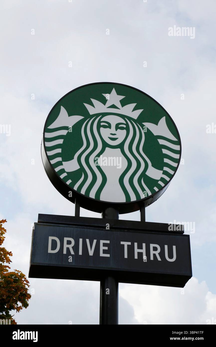 Starbucks Coffee TRANSFERATION par L'enseigne et le logo de L'entreprise a Wakefield, West Yorkshire, Royaume-Uni. 19 octobre 2015 Banque D'Images