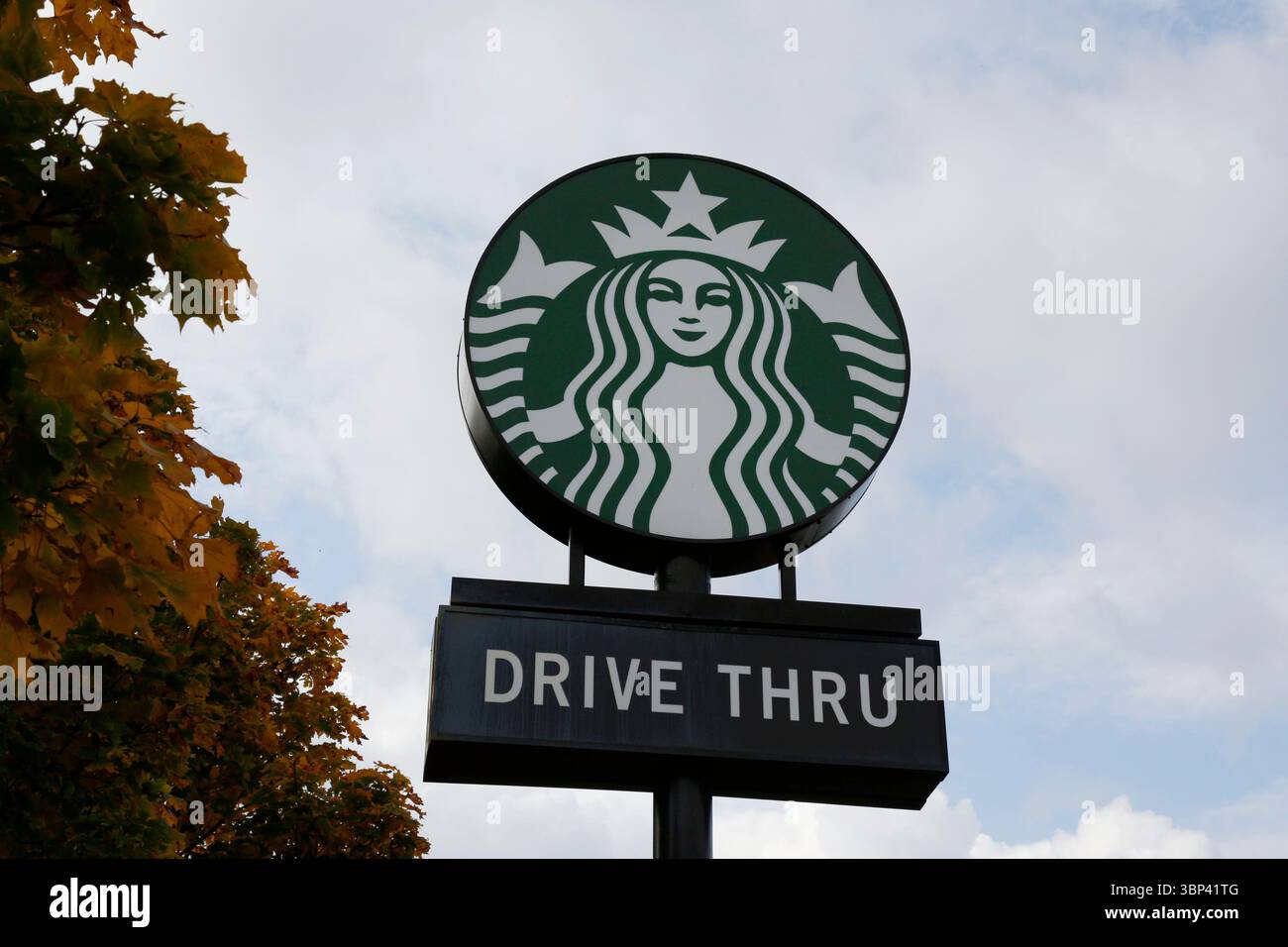 Starbucks Coffee TRANSFERATION par L'enseigne et le logo de L'entreprise a Wakefield, West Yorkshire, Royaume-Uni. 19 octobre 2015 Banque D'Images