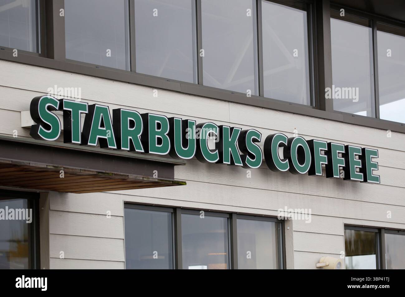 Starbucks Coffee TRANSFERATION par L'enseigne et le logo de L'entreprise a Wakefield, West Yorkshire, Royaume-Uni. 19 octobre 2015 Banque D'Images