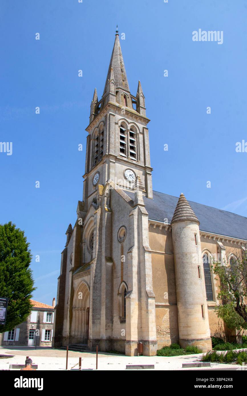 L’église Saint-Hilaire-la-Palud fut construite entre 1878 et 1883 pour remplacer l’ancienne église jugée trop délabrée. Banque D'Images