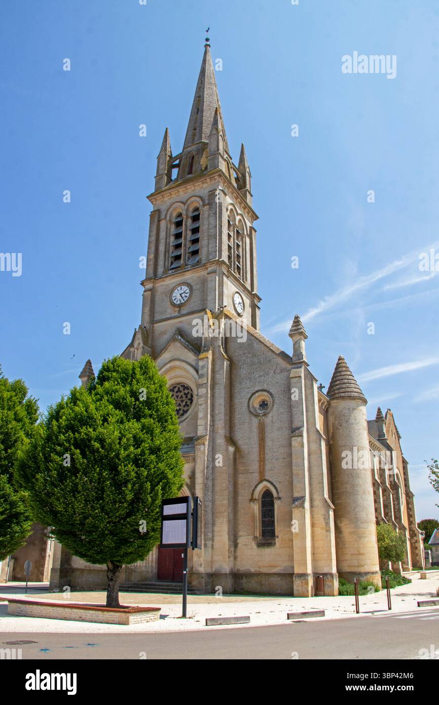 L’église Saint-Hilaire-la-Palud fut construite entre 1878 et 1883 pour remplacer l’ancienne église jugée trop délabrée. Banque D'Images
