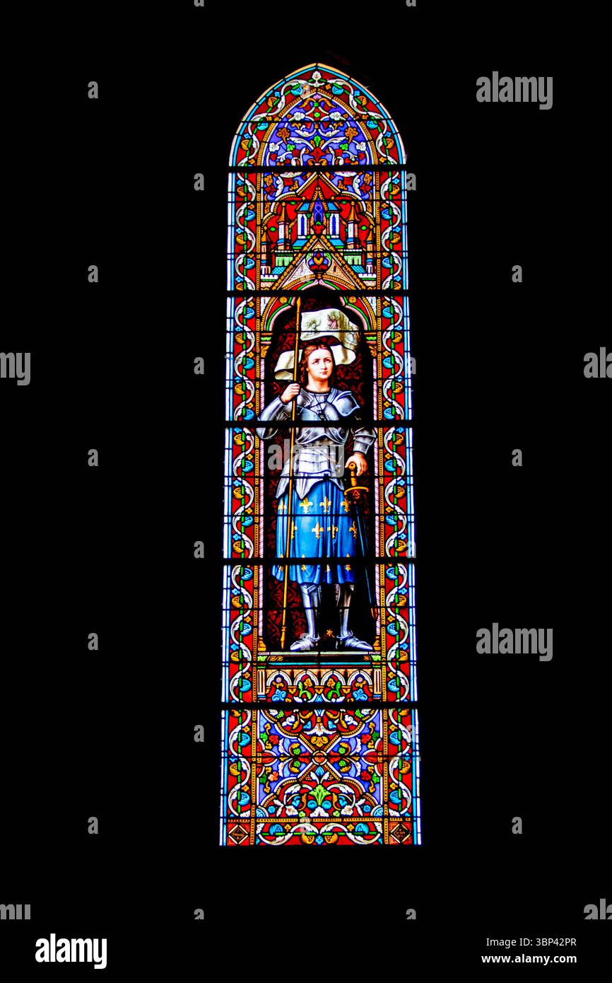 Vue de face du vitrail de l'église Saint-Hilaire-la-Palud, construite entre 1878 et 1883 pour remplacer l'ancienne église. Banque D'Images