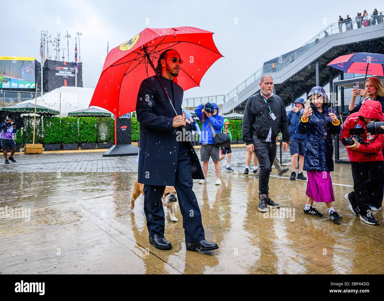 TOWCESTER, ROYAUME-UNI. 06 juillet : Lewis Hamilton de la Scuderia Ferrari arrive en avance sur la course de dimanche lors du Grand Prix de Grande-Bretagne 2025 de Qatar Airways sur le circuit de Silverstone le dimanche 6 juillet 2025 à TOWCESTER, EN ANGLETERRE. Crédit : Taka G Wu/Alamy Live News Banque D'Images