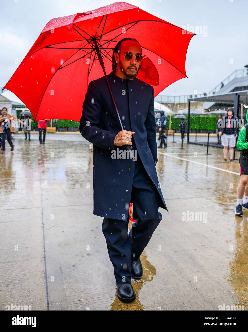 TOWCESTER, ROYAUME-UNI. 06 juillet : Lewis Hamilton de la Scuderia Ferrari arrive en avance sur la course de dimanche lors du Grand Prix de Grande-Bretagne 2025 de Qatar Airways sur le circuit de Silverstone le dimanche 6 juillet 2025 à TOWCESTER, EN ANGLETERRE. Crédit : Taka G Wu/Alamy Live News Banque D'Images