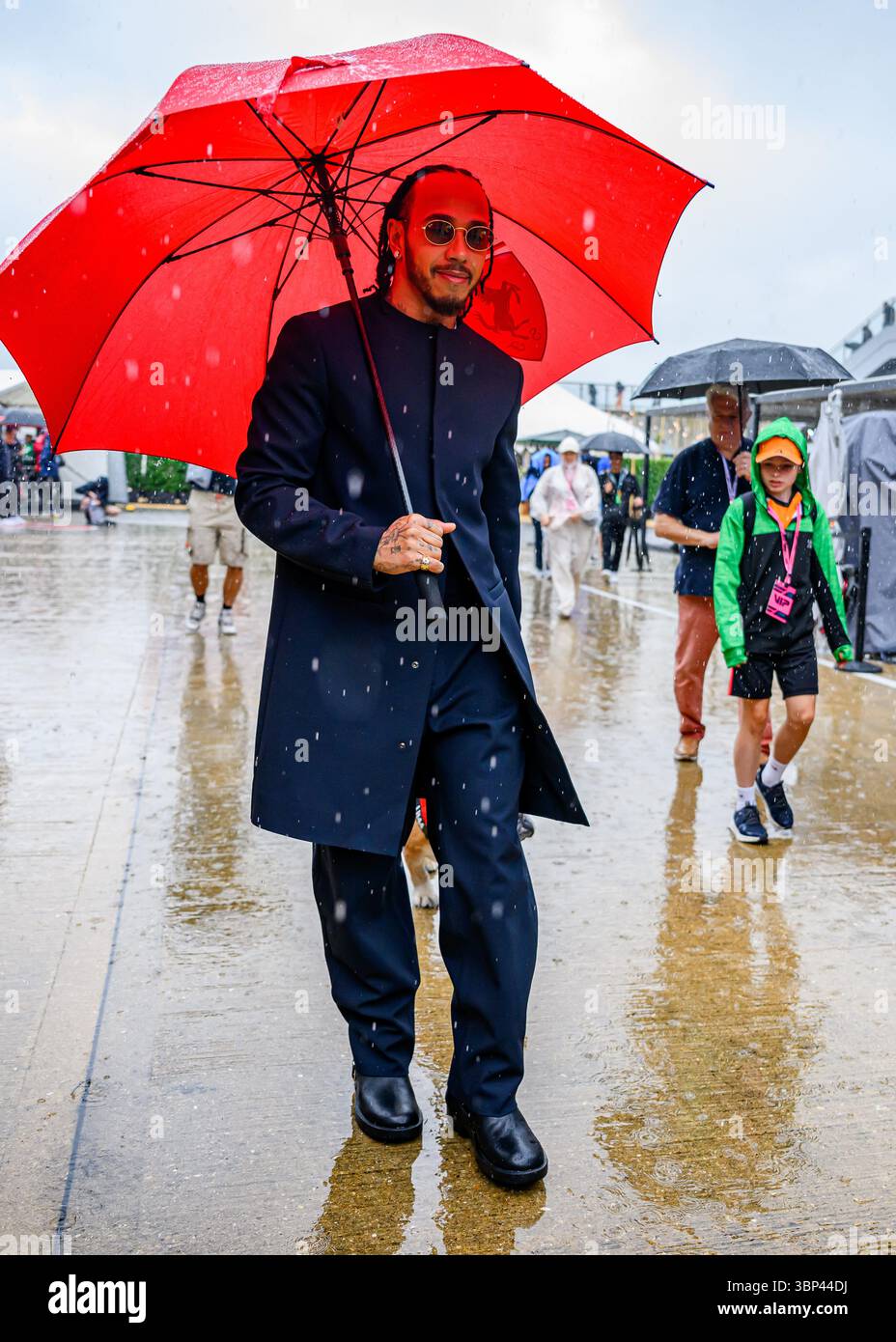 TOWCESTER, ROYAUME-UNI. 06 juillet : Lewis Hamilton de la Scuderia Ferrari arrive en avance sur la course de dimanche lors du Grand Prix de Grande-Bretagne 2025 de Qatar Airways sur le circuit de Silverstone le dimanche 6 juillet 2025 à TOWCESTER, EN ANGLETERRE. Crédit : Taka G Wu/Alamy Live News Banque D'Images