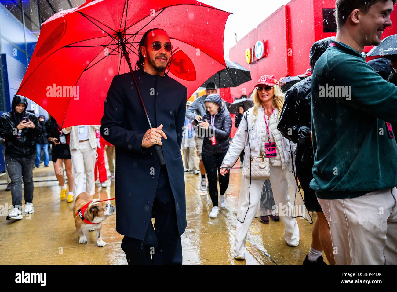 TOWCESTER, ROYAUME-UNI. 06 juillet : Lewis Hamilton de la Scuderia Ferrari arrive en avance sur la course de dimanche lors du Grand Prix de Grande-Bretagne 2025 de Qatar Airways sur le circuit de Silverstone le dimanche 6 juillet 2025 à TOWCESTER, EN ANGLETERRE. Crédit : Taka G Wu/Alamy Live News Banque D'Images