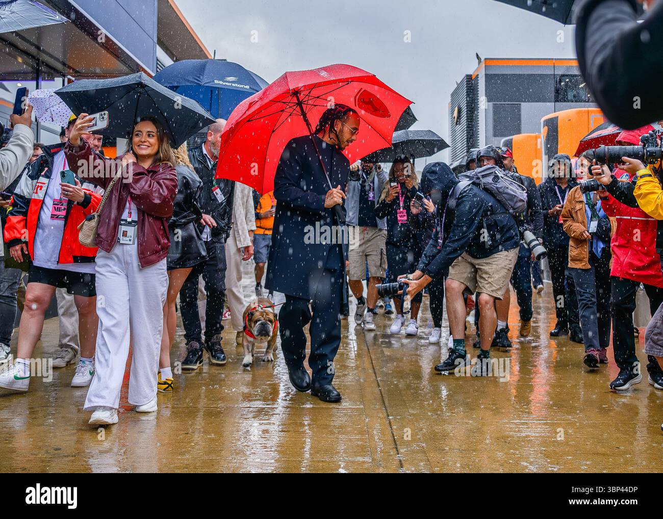 TOWCESTER, ROYAUME-UNI. 06 juillet : Lewis Hamilton de la Scuderia Ferrari arrive en avance sur la course de dimanche lors du Grand Prix de Grande-Bretagne 2025 de Qatar Airways sur le circuit de Silverstone le dimanche 6 juillet 2025 à TOWCESTER, EN ANGLETERRE. Crédit : Taka G Wu/Alamy Live News Banque D'Images