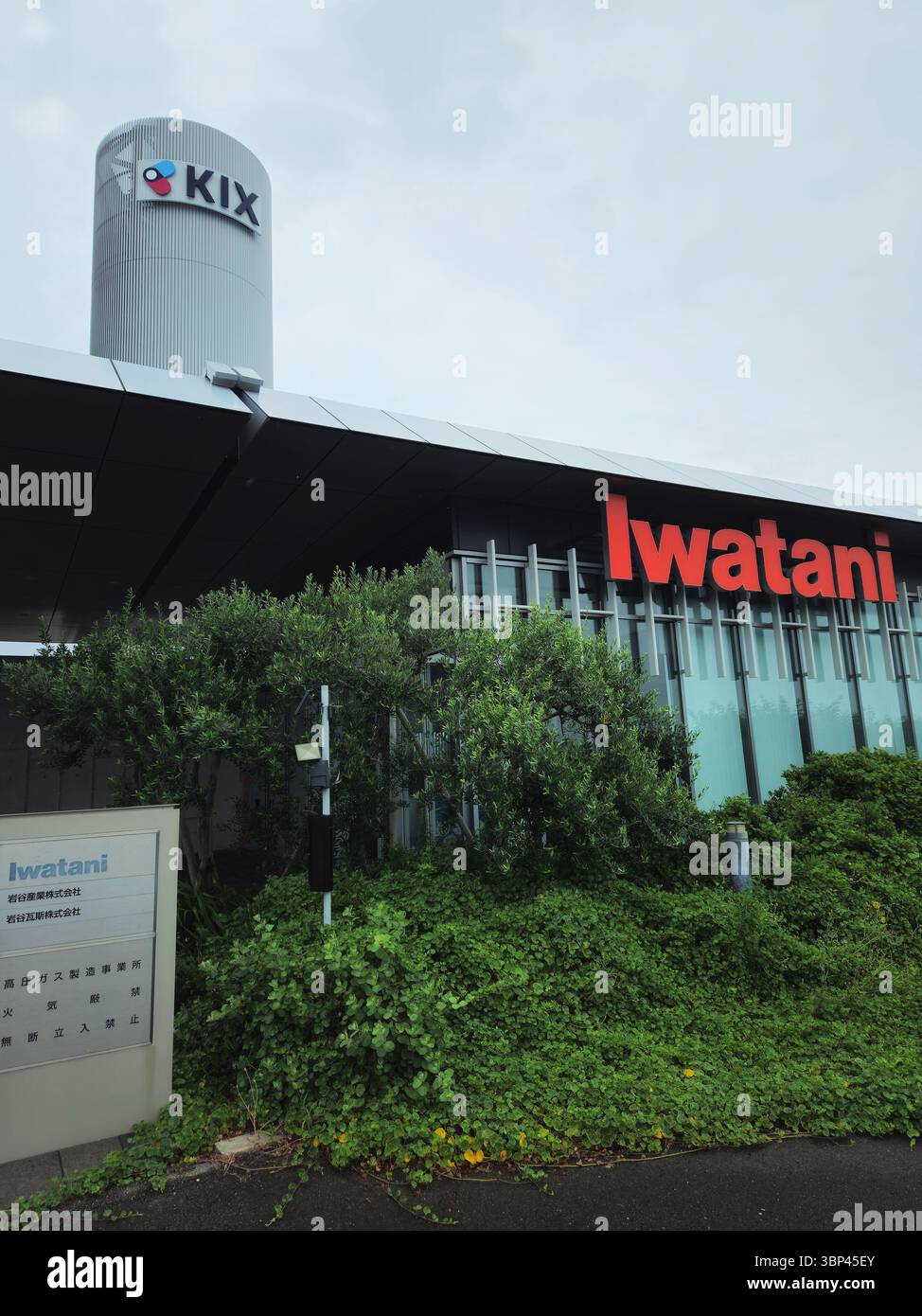 Aéroport international d'Osaka Kansai installation d'hydrogène Iwatani avec tour de stockage KIX Banque D'Images