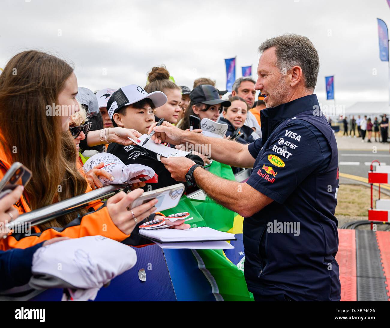 TOWCESTER, ROYAUME-UNI. 06 juillet : Christian Edward Johnston Horner directeur de l'équipe et PDG de Red Bull Racing accueilli par les fans avant la course du dimanche lors du Qatar Airways British Grand Prix 2025 sur le circuit de Silverstone le dimanche 06 juillet 2025 à TOWCESTER, ANGLETERRE. Crédit : Taka G Wu/Alamy Live News Banque D'Images