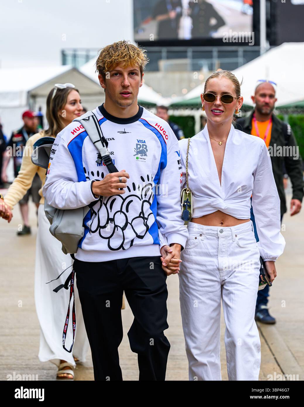 TOWCESTER, ROYAUME-UNI. 06 juillet : Liam Lawson de Racing Bulls Formula One Team (à gauche) et sa petite amie sont arrivés avant la course du dimanche lors du Qatar Airways British Grand Prix 2025 sur le circuit de Silverstone le dimanche 6 juillet 2025 à TOWCESTER, EN ANGLETERRE. Crédit : Taka G Wu/Alamy Live News Banque D'Images