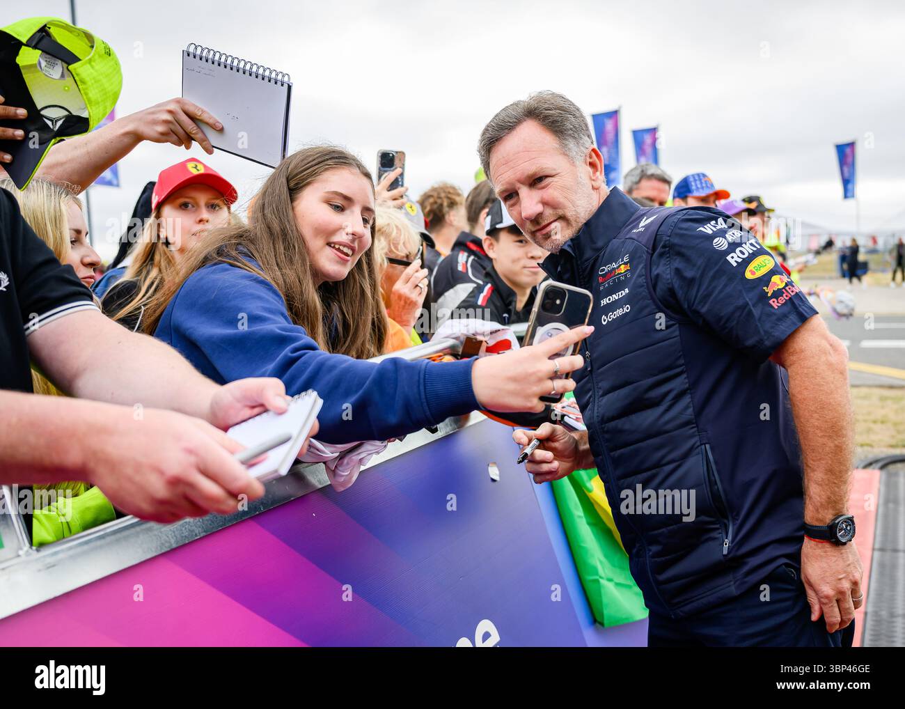 TOWCESTER, ROYAUME-UNI. 06 juillet : Christian Edward Johnston Horner directeur de l'équipe et PDG de Red Bull Racing accueilli par les fans avant la course du dimanche lors du Qatar Airways British Grand Prix 2025 sur le circuit de Silverstone le dimanche 06 juillet 2025 à TOWCESTER, ANGLETERRE. Crédit : Taka G Wu/Alamy Live News Banque D'Images