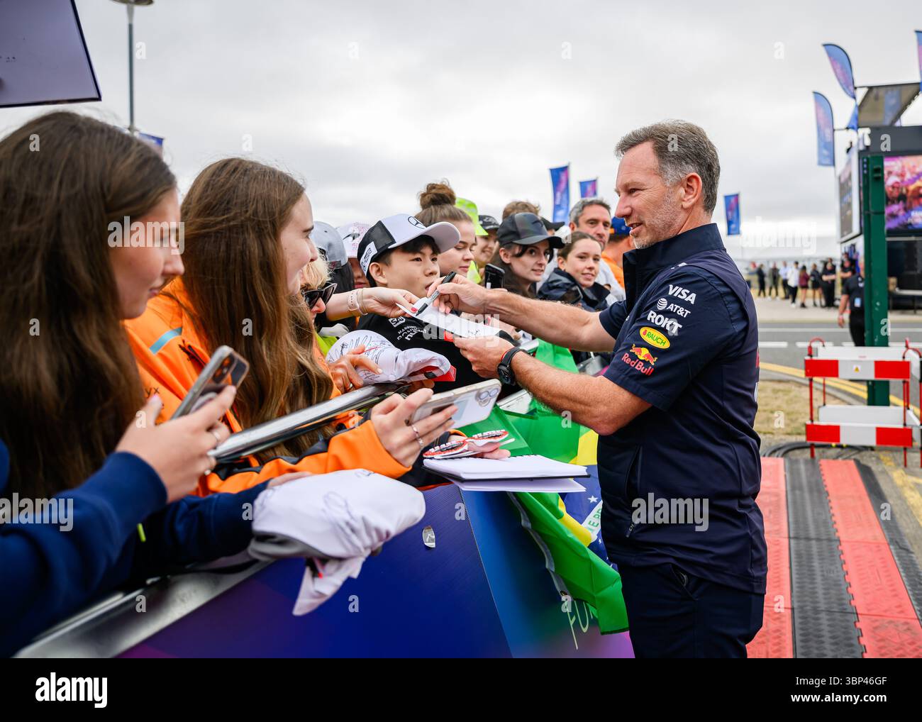 TOWCESTER, ROYAUME-UNI. 06 juillet : Christian Edward Johnston Horner directeur de l'équipe et PDG de Red Bull Racing accueilli par les fans avant la course du dimanche lors du Qatar Airways British Grand Prix 2025 sur le circuit de Silverstone le dimanche 06 juillet 2025 à TOWCESTER, ANGLETERRE. Crédit : Taka G Wu/Alamy Live News Banque D'Images