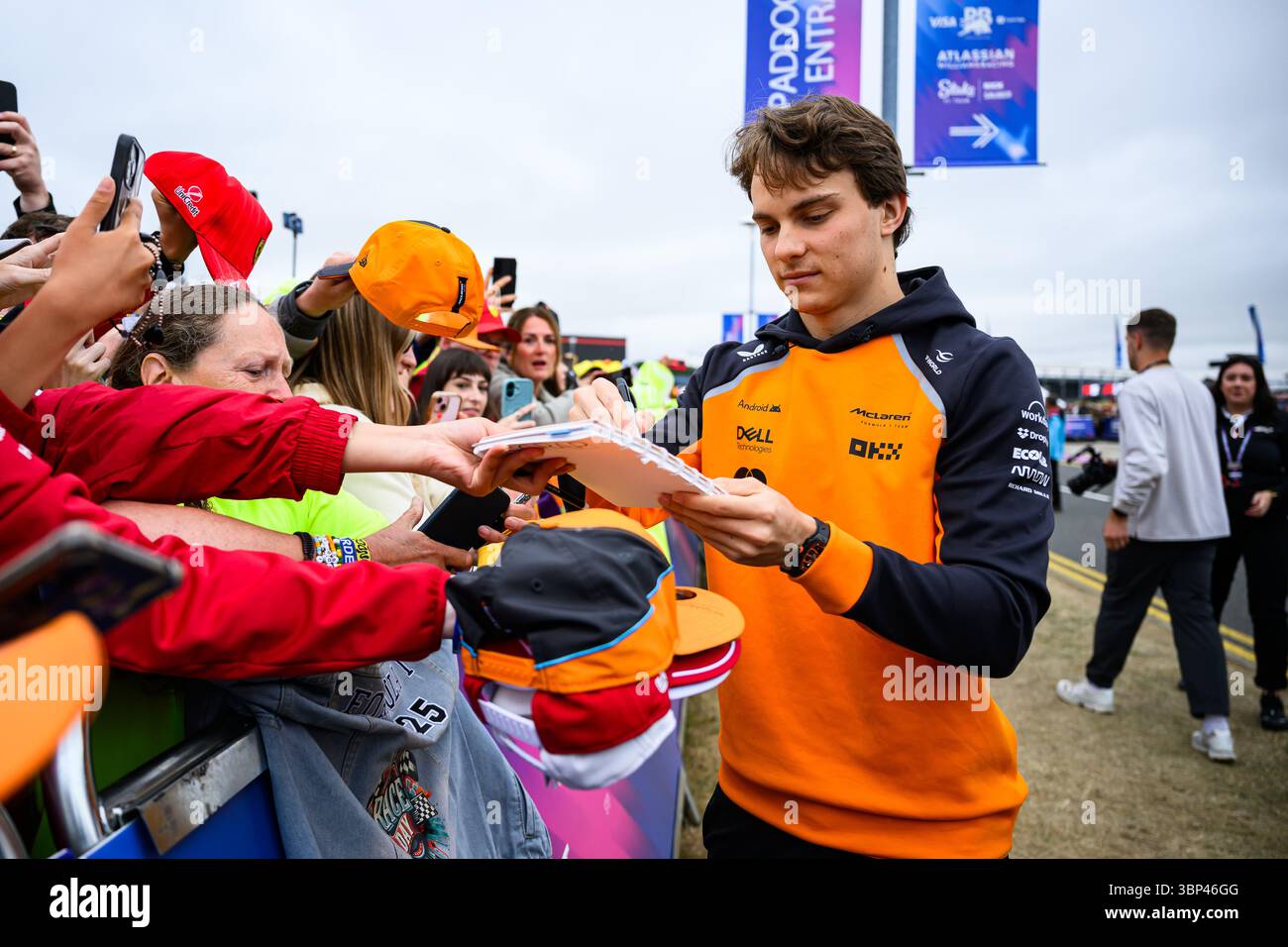 TOWCESTER, ROYAUME-UNI. 06 juillet : Oliver Bearman de l’écurie Haas F1 Team arrive en avance sur la course de dimanche lors du Grand Prix de Grande-Bretagne 2025 de Qatar Airways sur le circuit de Silverstone le dimanche 6 juillet 2025 à TOWCESTER, EN ANGLETERRE. Crédit : Taka G Wu/Alamy Live News Banque D'Images