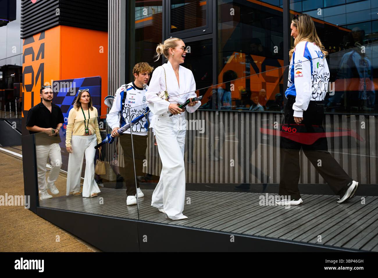 TOWCESTER, ROYAUME-UNI. 06 juillet : Liam Lawson de Racing Bulls Formula One Team (au centre gauche) et sa petite amie (au centre droite) sont arrivés avant la course du dimanche lors du Qatar Airways British Grand Prix 2025 sur le circuit de Silverstone le dimanche 6 juillet 2025 à TOWCESTER, EN ANGLETERRE. Crédit : Taka G Wu/Alamy Live News Banque D'Images