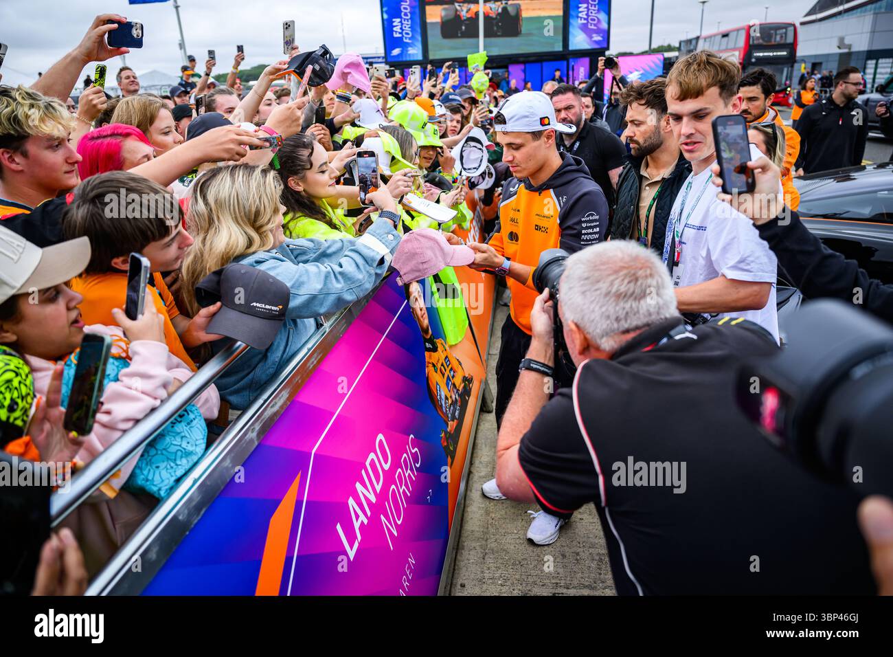 TOWCESTER, ROYAUME-UNI. 06 juillet : Lando Norris (Grande-Bretagne) de McLaren accueilli par les fans avant la course du dimanche lors du Grand Prix de Grande-Bretagne de Qatar Airways 2025 au circuit de Silverstone le dimanche 06 juillet 2025 à TOWCESTER, ANGLETERRE. Crédit : Taka G Wu/Alamy Live News Banque D'Images