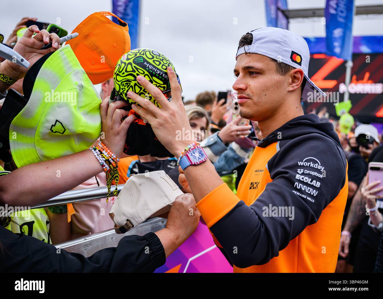 TOWCESTER, ROYAUME-UNI. 06 juillet : Lando Norris (Grande-Bretagne) de McLaren arrive devant la course de dimanche lors du Grand Prix de Grande-Bretagne 2025 de Qatar Airways sur le circuit de Silverstone le dimanche 06 juillet 2025 à TOWCESTER, EN ANGLETERRE. Crédit : Taka G Wu/Alamy Live News Banque D'Images