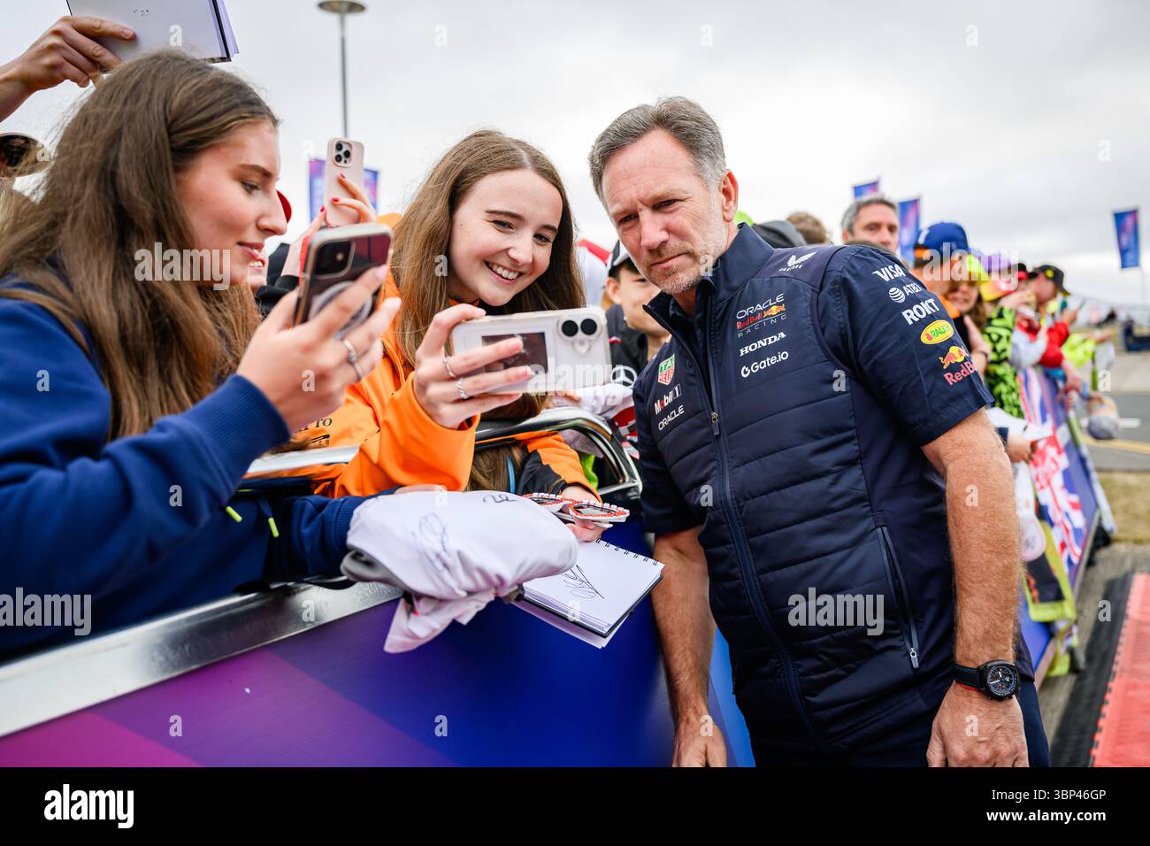 TOWCESTER, ROYAUME-UNI. 06 juillet : Christian Edward Johnston Horner directeur de l'équipe et PDG de Red Bull Racing accueilli par les fans avant la course du dimanche lors du Qatar Airways British Grand Prix 2025 sur le circuit de Silverstone le dimanche 06 juillet 2025 à TOWCESTER, ANGLETERRE. Crédit : Taka G Wu/Alamy Live News Banque D'Images