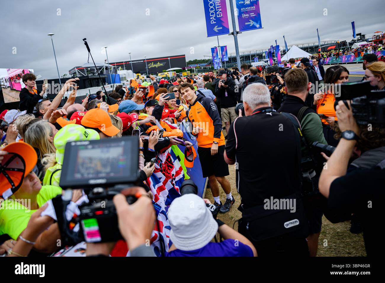 TOWCESTER, ROYAUME-UNI. 06 juillet : Oliver Bearman de l’écurie Haas F1 Team (au centre) pose des photos avec ses fans avant la course de dimanche lors du Qatar Airways British Grand Prix 2025 sur le circuit de Silverstone le dimanche 6 juillet 2025 à TOWCESTER, EN ANGLETERRE. Crédit : Taka G Wu/Alamy Live News Banque D'Images